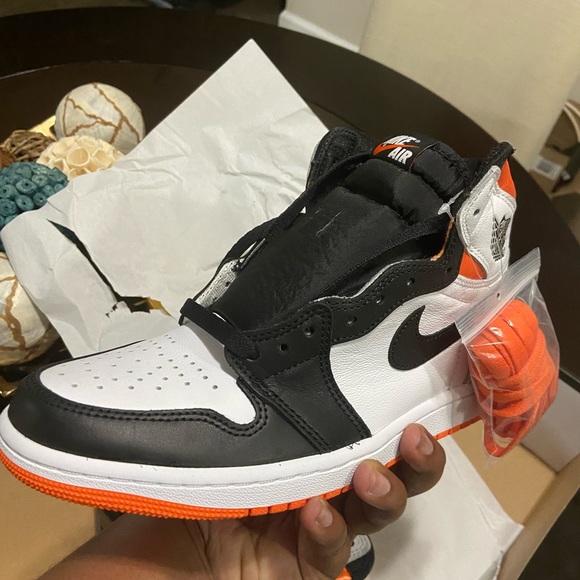 Jordan 1 Retro High Electro Orange men’s 7.5 - Picture 3 of 4